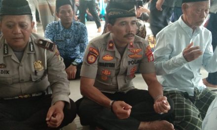 Kapolsek Batu Ceper beserta jajarannya Sholat Jumat berjamaah bersama warga di Masjid Jami AL Muhajirin