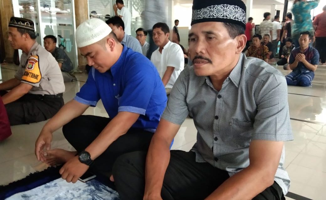 Kapolsek Batu Ceper beserta anggota personil Sholat Jumat berjamaah bersama warga di Masjid Jami AL Muhajirin