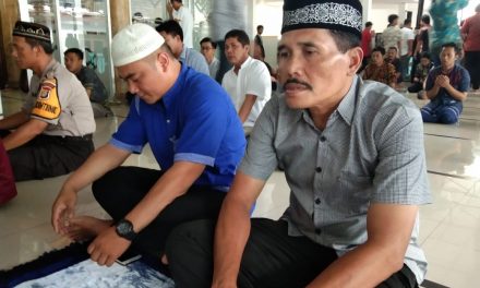 Kapolsek Batu Ceper beserta anggota personil Sholat Jumat berjamaah bersama warga di Masjid Jami AL Muhajirin