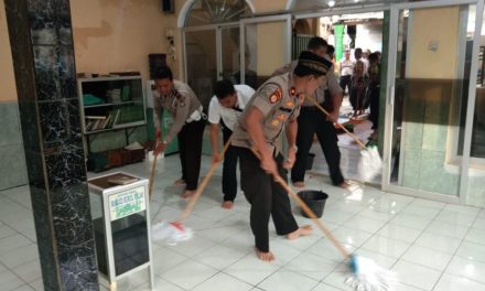 Kapolsek Batu Ceper KOMPOL WAHYUDI.SH pimpin anggotanya untuk kerja Bakti sosial dan bersih-bersih Masjid pasca banjir di Wilayah Batu Ceper