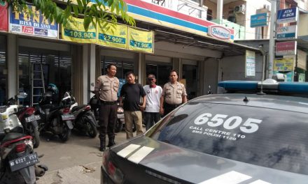 Sambangi Minimarket Saat Patroli Kewilayahan Cara Samapta Polsek Cipondoh Cegah Kejahatan