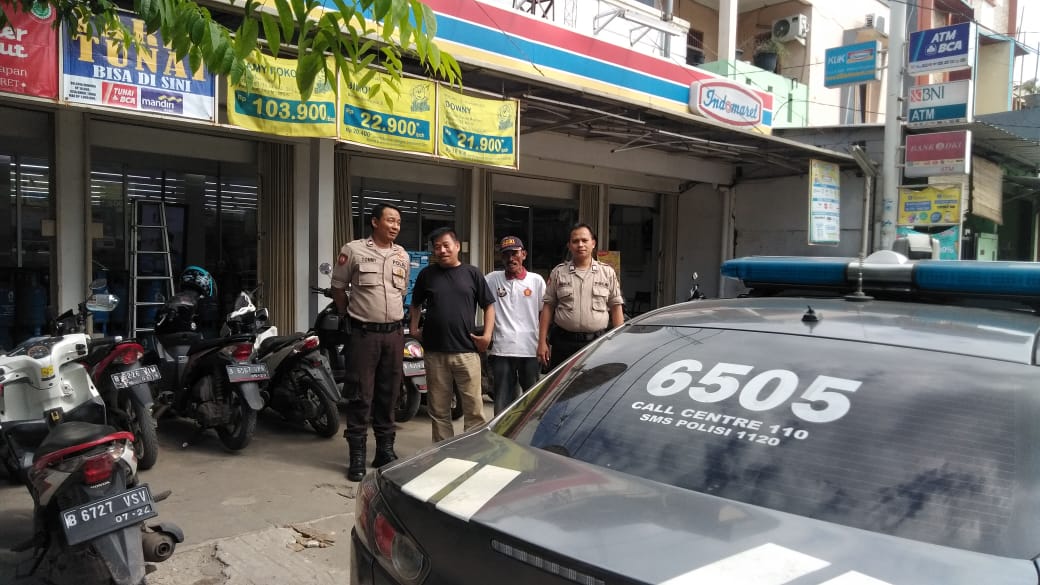 Sambangi Minimarket Saat Patroli Kewilayahan Cara Samapta Polsek Cipondoh Cegah Kejahatan