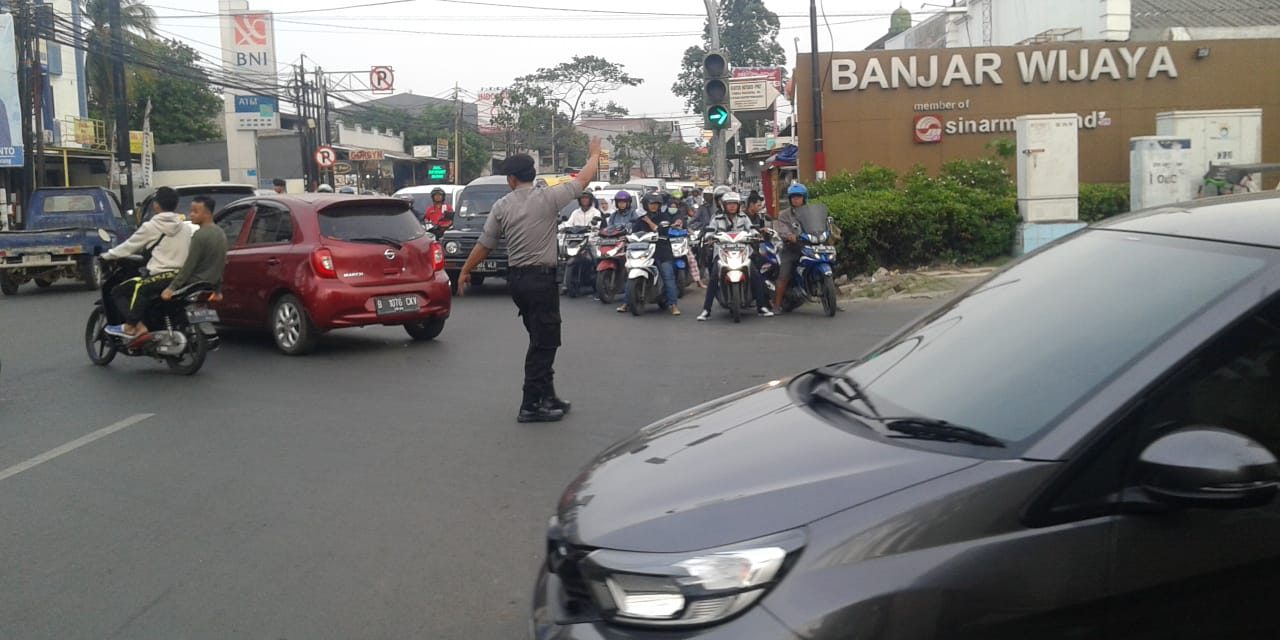 Kehadiran Anggota Samapta Urai Kemacetan Di Depan Perumahan Banjar Wijaya