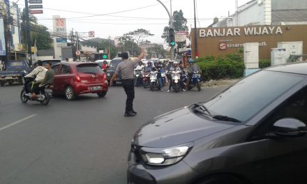 Kehadiran Anggota Samapta Urai Kemacetan Di Depan Perumahan Banjar Wijaya