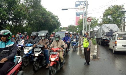 Kanit Lantas Iptu Tasdik.SH bersama Brigadir Yudi.P laksanakan Gatur Lalin kemacetan parah di titik simpul TL.Black Spot Batu Ceper