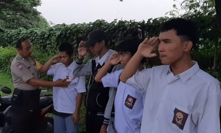 Aiptu Turut Raharjo Berikan Hukuman Kepada Siswa Dengan Sikap Hormat