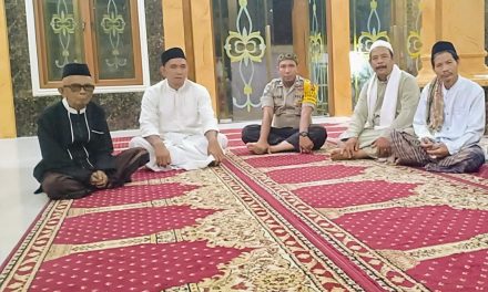 Makmurkan Masjid, Binmas Polsek Neglasari Shalat Shubuh Berjamaah Bersama Warga