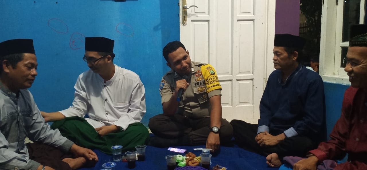 Binmas Polsek Neglasari Bersama Lurah Karang Anyar Hadiri Acara Slametan Warga