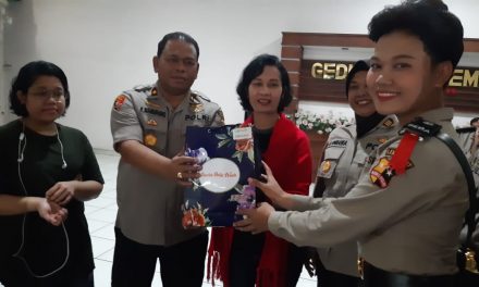 Bentuk Penghargaan, Kapolsek Neglasari berikan Cinderamata Kepada Siswa Sepolwan Latja