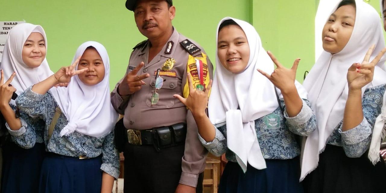 Antisipasi Pergaulan Bebas Bhabinkamtibmas Aiptu T. Raharjo Polkiss  Ke Sekolah SMP  Yapida