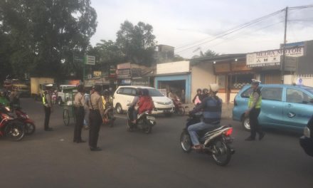 Kanit Lantas Polsek Cipondoh Melaksanakan Fungsi Mentor Lantas Pada Gatur Lalin Sore Hari Bersama Siswa Polwan (Latja)