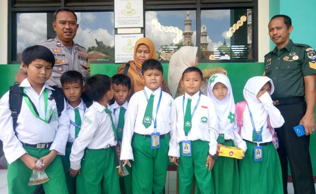 Ciptakan Situasi Kamtibmas Kondusif Bhabinkamtibmas Kel. Panunggangan, Aiptu Mulyadih Polkiss Ke Sekolah MI Al Mubarok