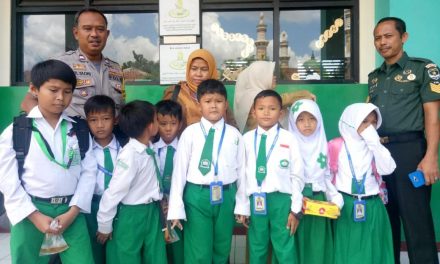 Ciptakan Situasi Kamtibmas Kondusif Bhabinkamtibmas Kel. Panunggangan, Aiptu Mulyadih Polkiss Ke Sekolah MI Al Mubarok