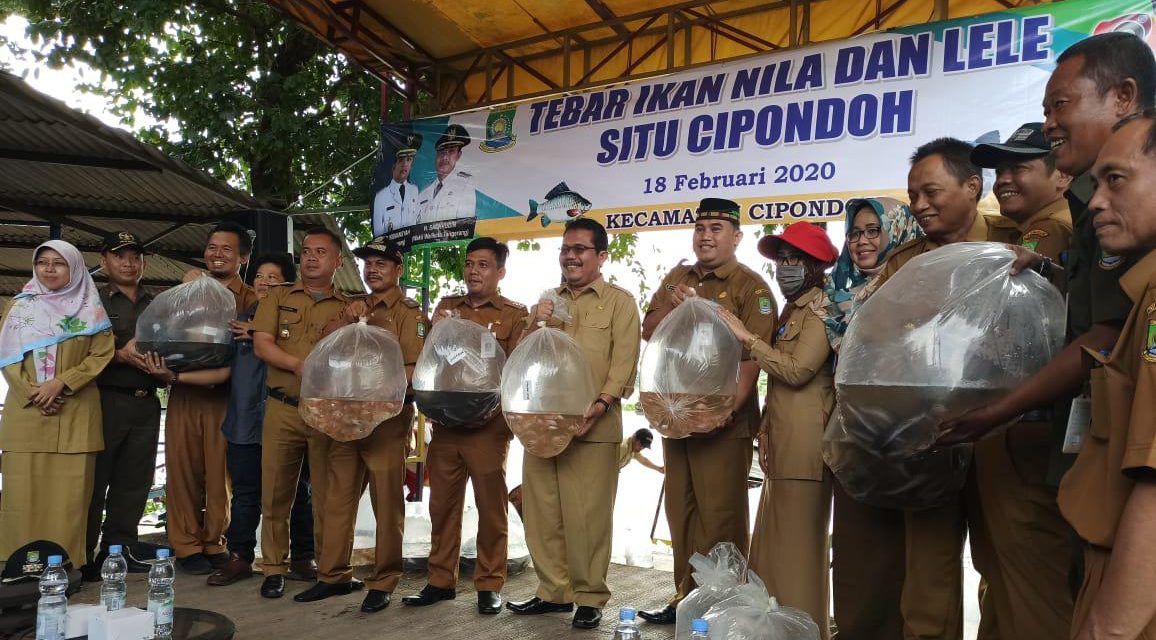 Camat Cipondoh Tebar Ikan Nila dan Lele  di Situ Cipondoh Dalam Rangka HUT Kota Tangerang Ke-27