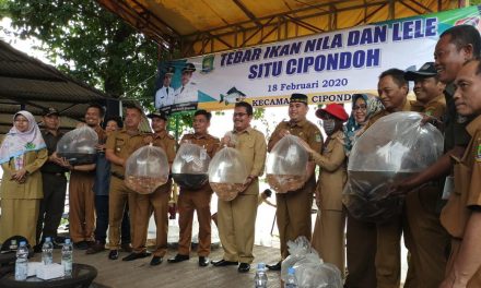 Camat Cipondoh Tebar Ikan Nila dan Lele  di Situ Cipondoh Dalam Rangka HUT Kota Tangerang Ke-27