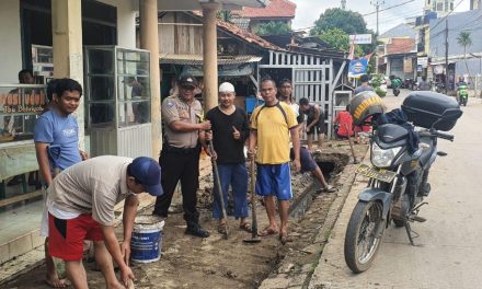 Silaturahmi dan Kedekatan Dengan Warga Binaan Bhabinkamtibmas Kel. Gondrong Aipda Hary Mur Yanto Melaksanakan Kerja Bakti Bersama Warga