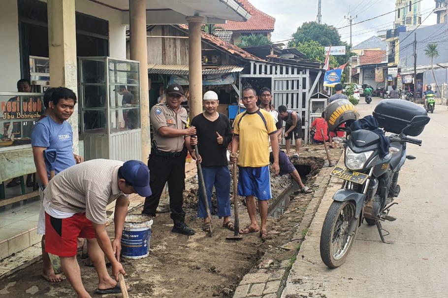 Silaturahmi dan Kedekatan Dengan Warga Binaan Bhabinkamtibmas Kel. Gondrong Aipda Hary Mur Yanto Melaksanakan Kerja Bakti Bersama Warga