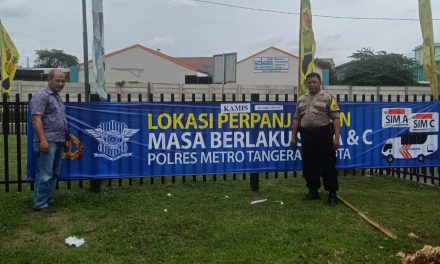 Berikan Infomasi Seputar Kegiatan kepolisian, Bhabinkamtibmas Bripka Agus M.  Memasang Spanduk “ SIM Keliling”