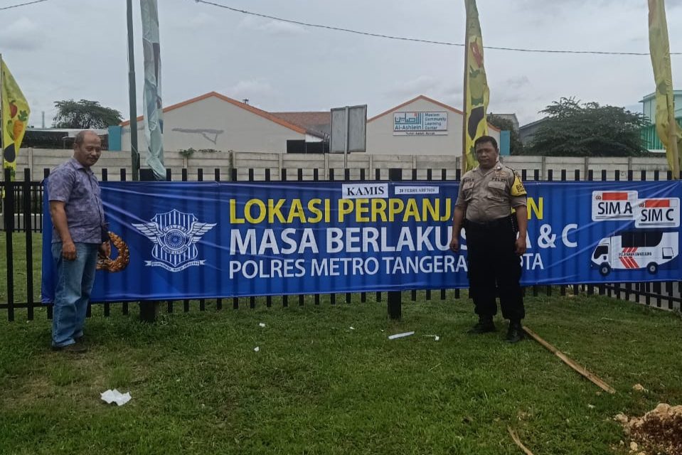 Berikan Infomasi Seputar Kegiatan kepolisian, Bhabinkamtibmas Bripka Agus M.  Memasang Spanduk “ SIM Keliling”