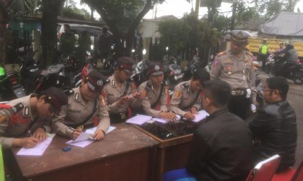 Kanit Lantas Polsek Cipondoh Beserta Jajaran Melaksanakan Fungsi Lantas dan Penilangan yang Diikuti 10 Siswa Polwan (Latja)