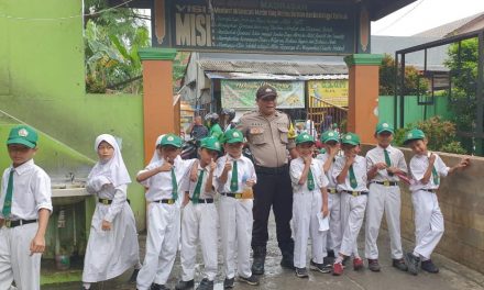 Antisipasi Kenakalan Remaja Bhabinkamtibmas Aipda Hary Mur Yanto Polkiss ke Sekolah MI Jamiatul Gulami