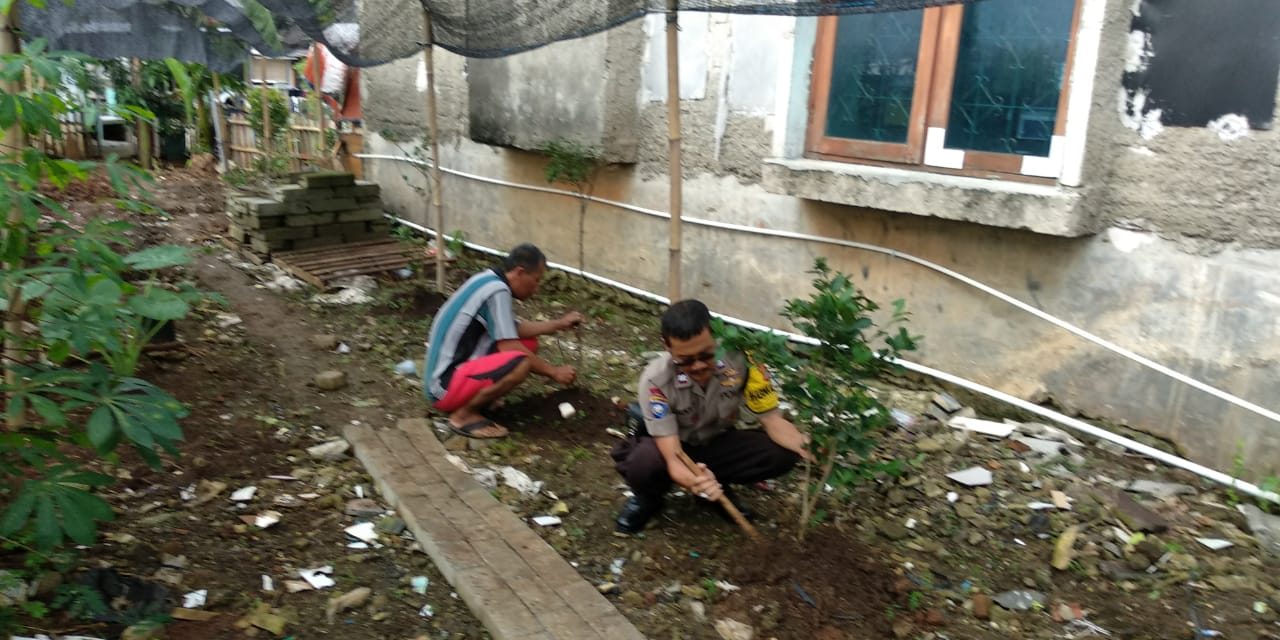 Bhabinkamtibmas Polsek Ciledug Kontrol Tanaman Penghijauan