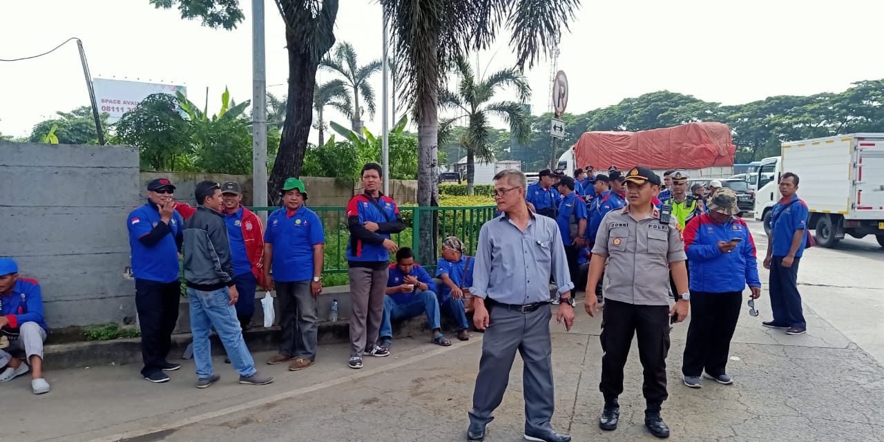 Kapolsek Cipondoh Pimpin Pengamanan Keberangkatan Buruh ke Jakarta