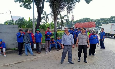 Kapolsek Cipondoh Pimpin Pengamanan Keberangkatan Buruh ke Jakarta