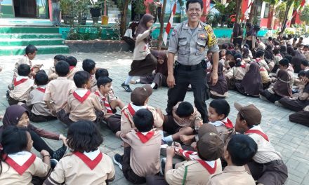 Pelajar Apresiasi Kehadiran Bhabinkamtibmas Polsek Cipondoh ke Sekolah SDN 03 Kenanga