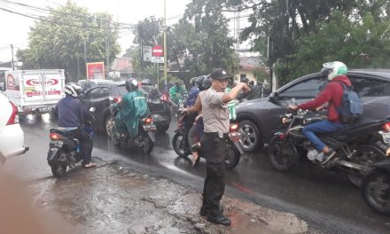 Tetap Semangat Walaupun Dibawah Guyuran Hujan, Pelaksanaan Gatur Lalin Pagi Di Depan Mako Polsek Cipondoh