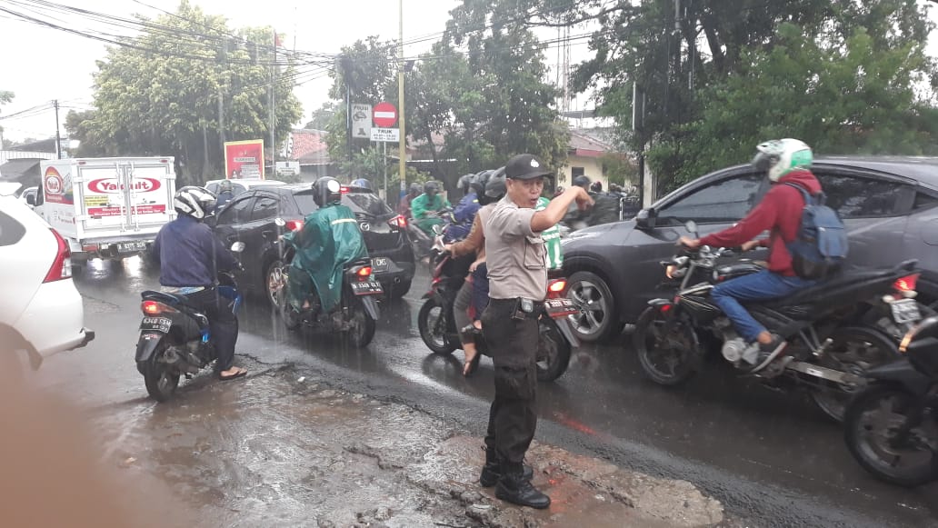 Tetap Semangat Walaupun Dibawah Guyuran Hujan, Pelaksanaan Gatur Lalin Pagi Di Depan Mako Polsek Cipondoh