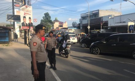 Memperlancar Arus Lalu Lintas Depan Perumahan Banjar Wijaya, Kanit Samapta Pimpin Gatur Lantas