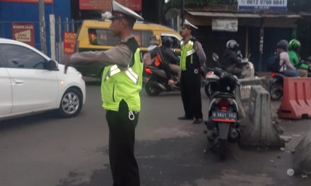 Urai Kemacetan, Anggota Polsek Cipondoh Gatur Lalin di Simpang Tiga Graha Raya