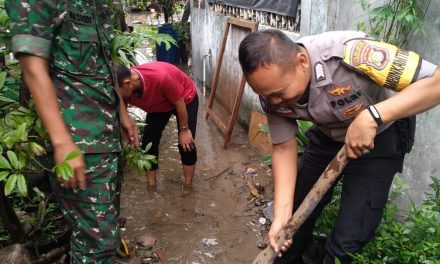 Peduli Warga, Binmas Polsek Neglasari Bantu Warga Yang Terdampak Banjir