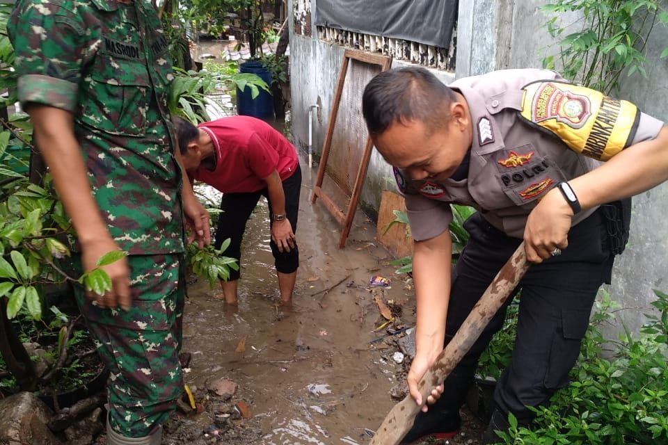 Peduli Warga, Binmas Polsek Neglasari Bantu Warga Yang Terdampak Banjir