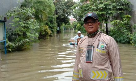 Ikhlas dalam membantu banjir aiptu dedi dan pelda mulyadi di perumahan DDN Karang Mulya Karang Tengah Kota Tangerang