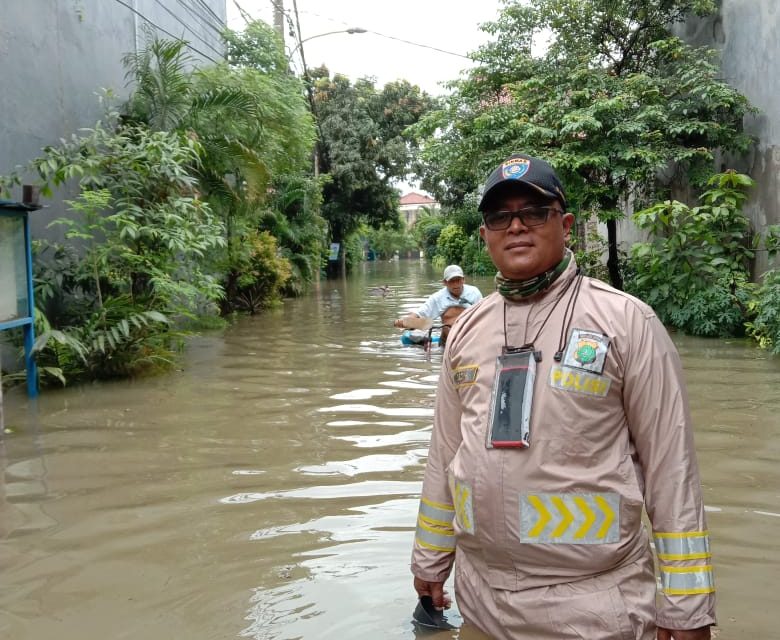 Ikhlas dalam membantu banjir aiptu dedi dan pelda mulyadi di perumahan DDN Karang Mulya Karang Tengah Kota Tangerang