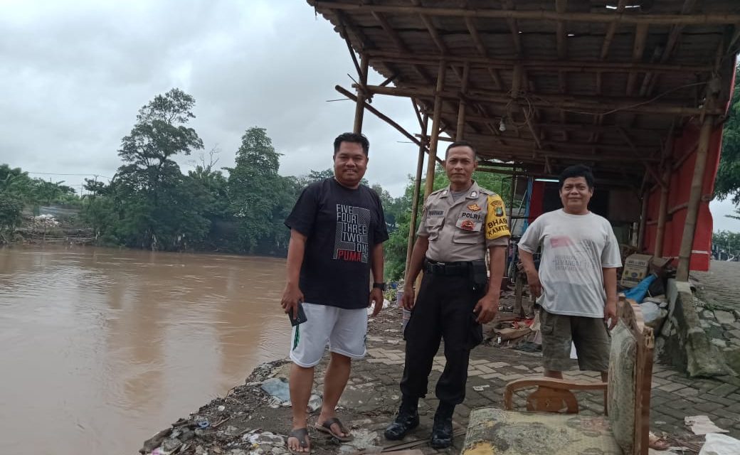 Binmas Polsek Neglasari Bersama Warga Pantau Ketinggian Air Kali Cisadane