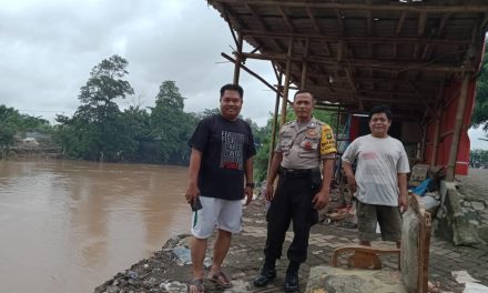 Binmas Polsek Neglasari Bersama Warga Pantau Ketinggian Air Kali Cisadane