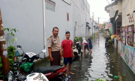 usia mulai senja Aiptu Agus tetap Menjaga dan menyejukan warga kampung gaga Larangan yang sebagian terkena banjir