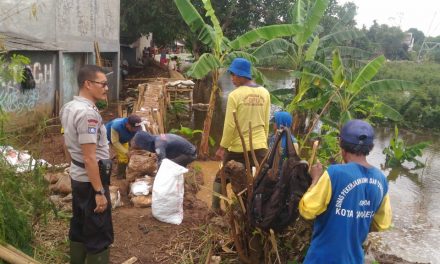 Bhabinkamtibmas aiptu jacky tarmudji membantu perbaiki tanggul bibir kali angke pondok bahar karang tengah kota tangerang