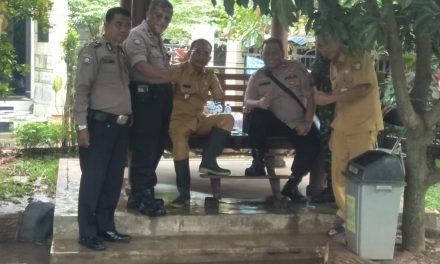 Kapolsek Neglasari Bersama Camat Tinjau Lokasi Banjir