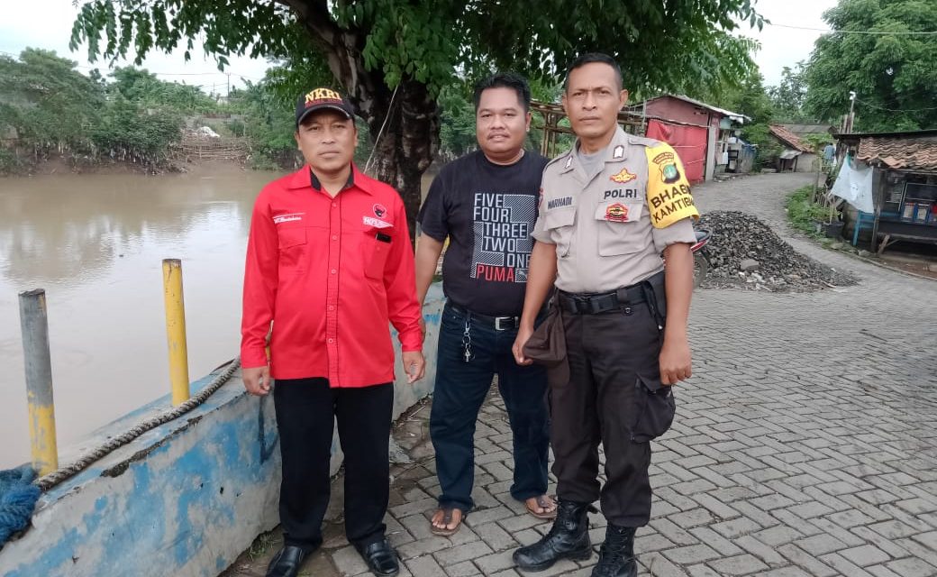 Di Guyur Hujan Deras, Binmas Polsek Neglasari Bersama Warga Tinjau Sungai Cisadane