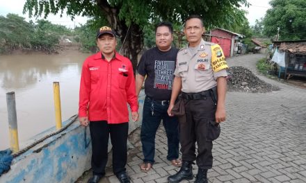 Di Guyur Hujan Deras, Binmas Polsek Neglasari Bersama Warga Tinjau Sungai Cisadane