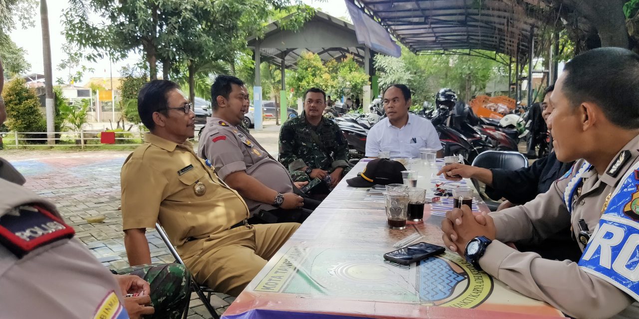 Kunjungan Kapolsek Ciledug ke Kelurahan Pondok Bahar Karang Tengah Kota Tangerang dalam rangka memperat hubungan 3 pilar