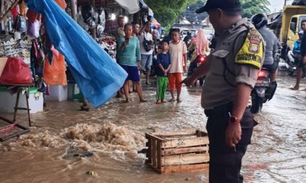 Bentuk Kepedulian Pihak Kepolisian, Bhabinkamtibmas Kel. Gondrong, Aipda Hary Mur Yanto Cek Instalasi PDAM Yang Bocor