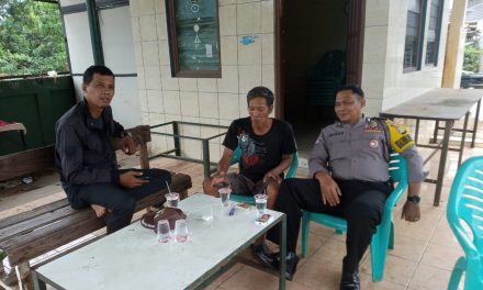 Beri Himbauan Antisipasi Banjir Bhabinkamtibmas Kel. Pinang Aiptu Asmad, sambangi Warga Perumahan Pinang Griya