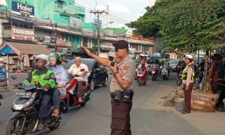 Unit Lantas dan Unit Samapta Polsek Ciledug kompak, Sigap dan Cepat Dalam Gatur Lalin sore hari