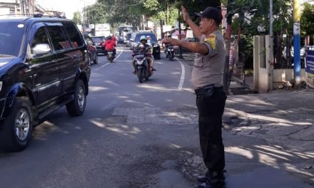 Aiptu Suhandi Laksanakan Protab Gatur Lalin sore hari antisipasi kemacetan Arus Balik.