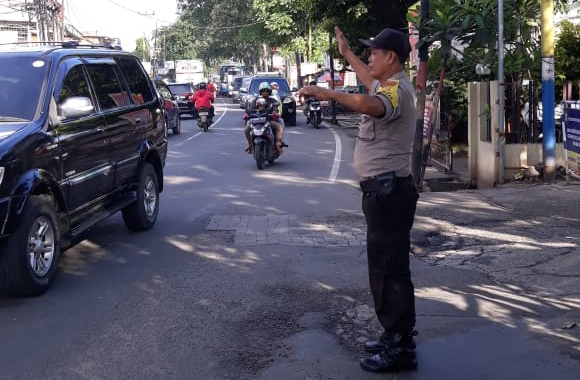 Aiptu Suhandi Laksanakan Protab Gatur Lalin sore hari antisipasi kemacetan Arus Balik.